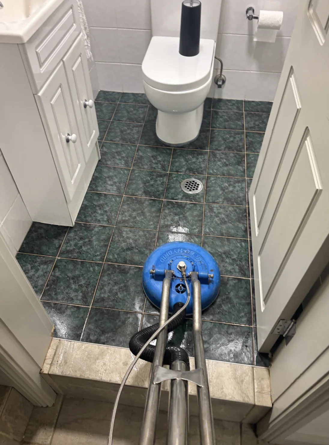 Floor extraction and drying work in a bathroom